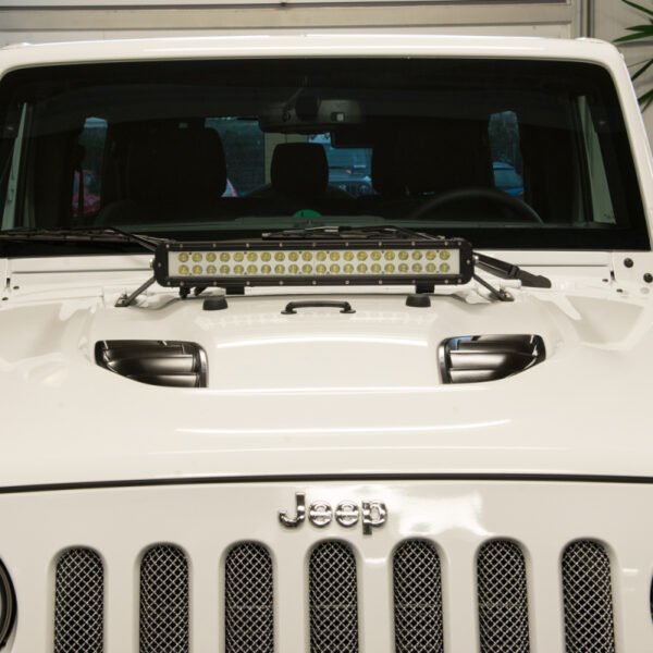 Halter für 20" Led-Lightbars auf der Motorhaube
