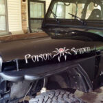 Poison Spyder Motorhauben Dekor Knife Blade Schriftzug Wrangler JK 07-18