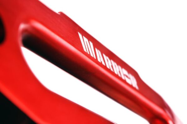 Aluminiumseilfenster Warrior rot mit silberfarbenem Logo