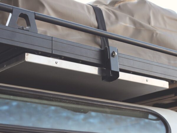 Front Runner Arbeits-Tisch mit Waschbecken Mit Unterbauschiene für den Slimline II